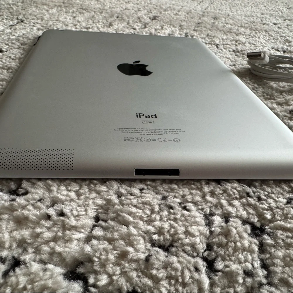Apple iPad 16GB in Elegant Silver